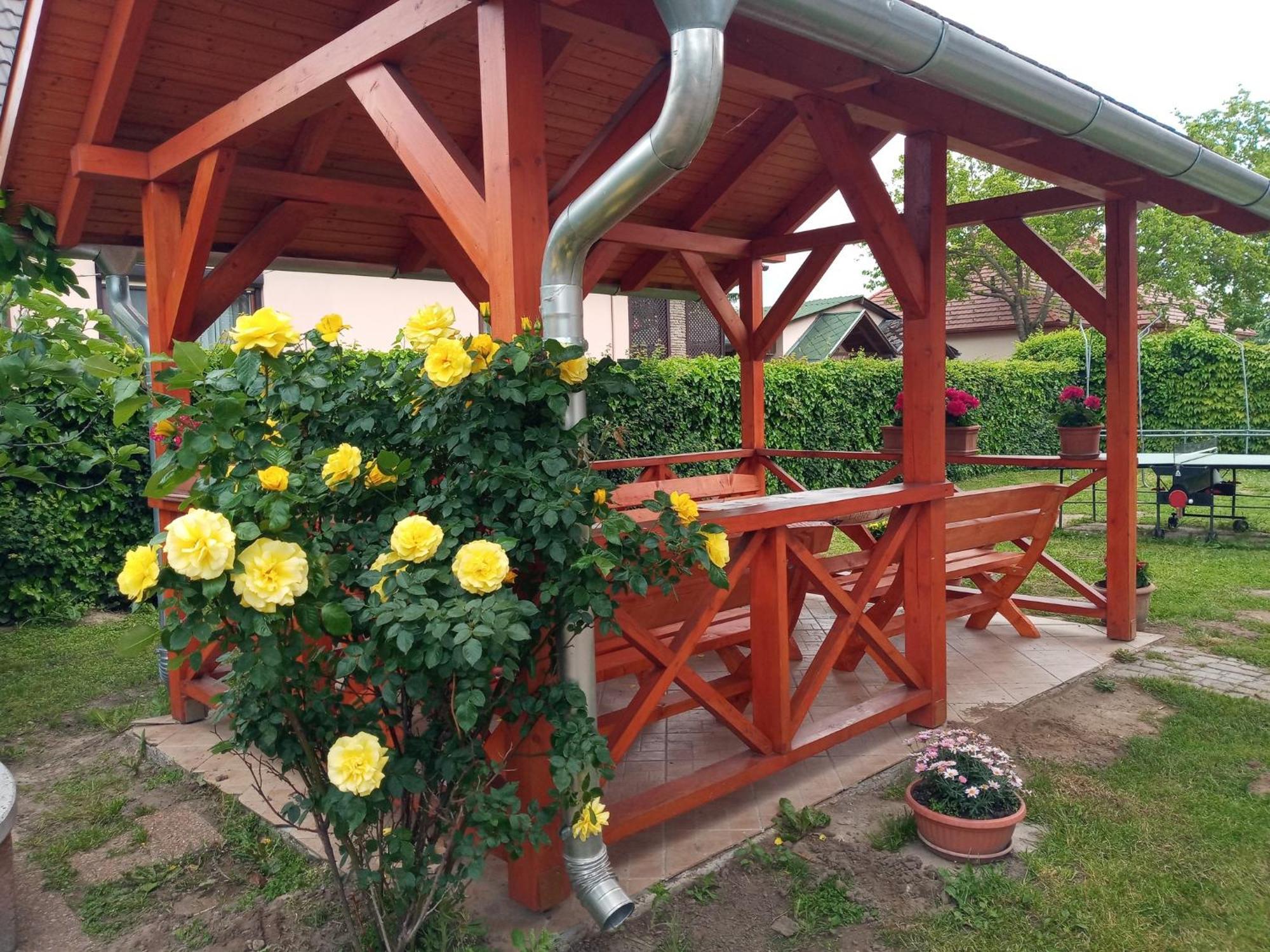 Napsugár apartmanház Balatonlelle Esterno foto